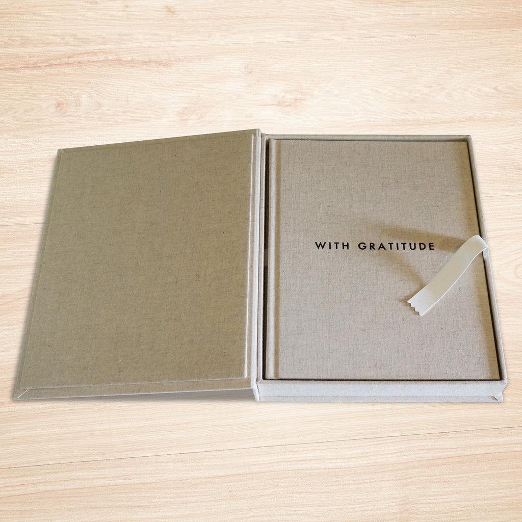 ブックタイプの子育て卒業アルバムの専用ケースの開いた状態