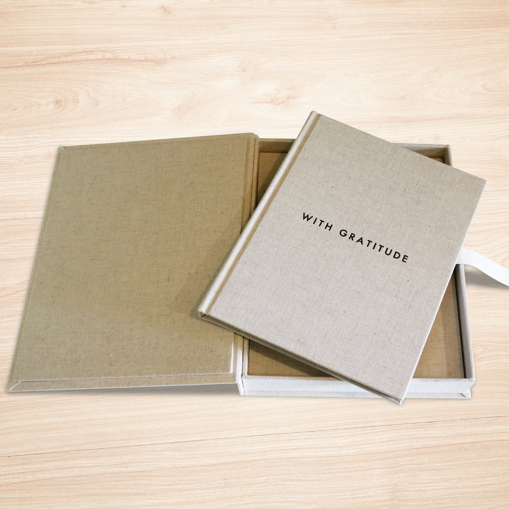 ブックタイプの子育て卒業アルバムの専用ケースとアルバム