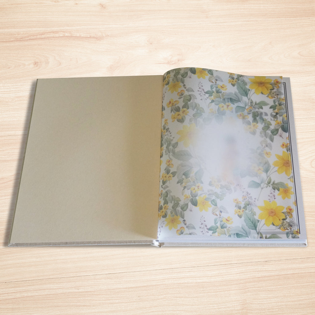 ブックタイプの子育て卒業アルバムの最初のページはトレーシングペーパーで高級感もあります。