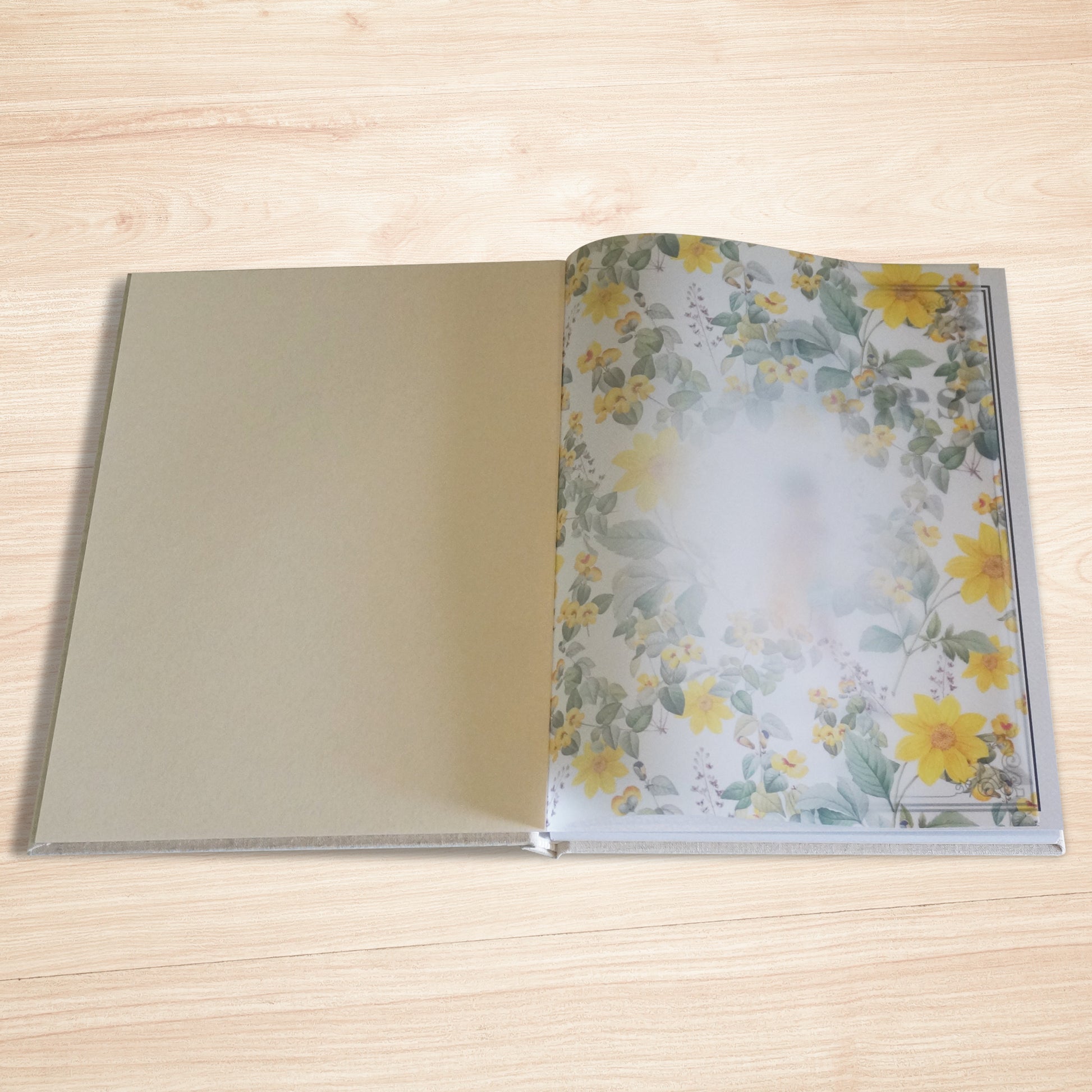 ブックタイプの子育て卒業アルバムの最初のページはトレーシングペーパーで高級感もあります。